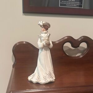 Elegant Porcelain Figurine in White and Cream